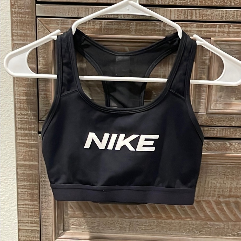 Nike Black Sports Bra with Supportive Straps and Moisture-Wicking Fabric